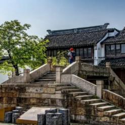 古怪巫师逃离村庄